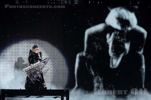 LADY GAGA - 2010-05-21 - PARIS - Bercy - 